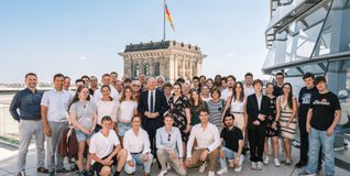 Die Gruppe aus dem Kreis Böblingen war vier Tage in der Bundeshauptstadt bei Marc Biadacz (Mitte, im Anzug).